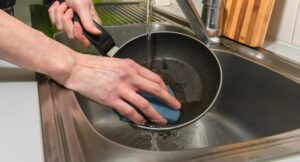 Por qué no echar agua fría a un sartén u olla caliente: daños que podrían tener