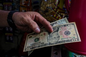 Precio del dólar en Venezuela se duplicó en 2023, un severo golpe al bolívar