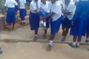 Preocupación en Kenia por brote de extraña enfermedad en las rodillas en al menos 100 alumnas de una escuela: les impide caminar (+Video)