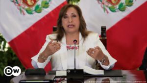 Presentan moción de destitución contra presidenta de Perú – DW – 13/10/2023