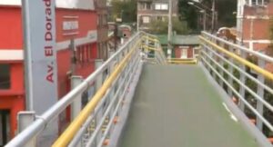 Puentes de Transmilenio aparecieron con tapetes en Bogotá