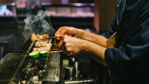 Qué es la 'robata', la técnica japonesa para cocinar a la plancha