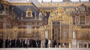 Quinta evacuación del Palacio de Versalles y alertas de bomba en 15 aeropuertos franceses