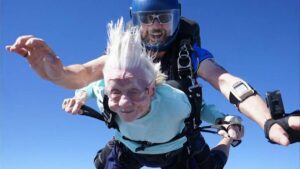 RÉCORD GUINNESS | Dorothy Hoffner, de 104 años, la mujer más vieja en tirarse en paracaídas