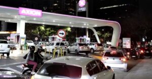 Reportan largas filas de carros en Argentina para surtir combustible