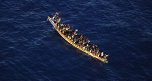 Rescatan un cayuco con más de 220 migrantes, entre ellos un fallecido, cuatro graves y 117 niños