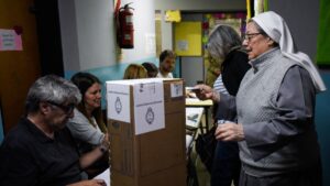 Argentinos eligen al próximo presidente en medio de la crisis económica y malestar social