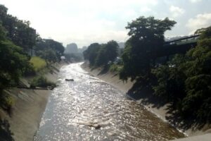 Río Guaire subió de nivel en varios puntos por fuertes lluvias en Caracas (+Videos)