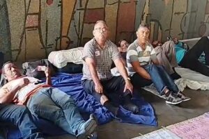 Robaron zapatos a jubilados Pdvsa que están en huelga de hambre en la UCV