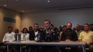 Roberto Enríquez renunció a la primaria y apoyará al ganador del proceso