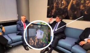 Santos Cerdán y Puigdemont se reúnen en una sala con una foto de una urna del 1-O, retirada por el Parlamento europeo