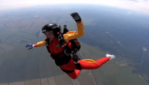 Se lanzó en caída libre por primera vez y su paracaídas falló... pero un ángel llegó para salvarla (VIDEO)