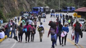 Se unen otros 1.000 migrantes a caravana que avanza desde la frontera sur de México