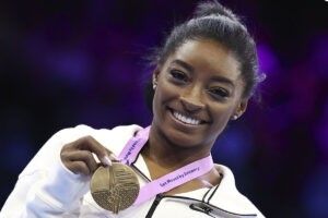 Simone Biles alcanza los 23 oros mundiales tras imponerse en las finales de barra y suelo