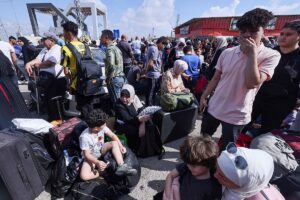 Sin va de escape posible: miles de gazates esperan para huir de la ofensiva israel