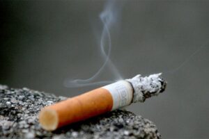 Su vecino la delató por fumar en el edificio y ella se vengó de la peor manera: “Le arruiné el matrimonio”