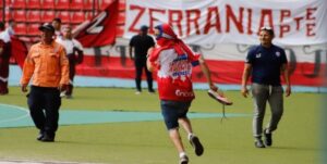Suspenden partido entre Estudiantes de Mérida y Deportivo Táchira por trifulca de aficionados (Video) - AlbertoNews