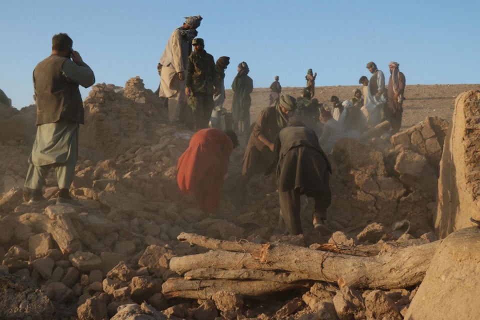 Terremoto en Afganistán deja al menos 2.000 muertos