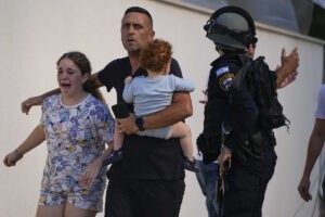 Terror en Israel: "Oigo sus voces y golpean la puerta. Estoy con mis dos hijos pequeos"