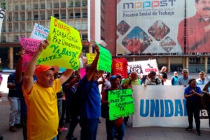 Trabajadores públicos, pensionados y jubilados protestaron en Caracas por el mísero aguinaldo del régimen: son “miserables e insuficientes”
