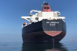 Trafigura busca fletar buque cisterna para exportar fueloil venezolano