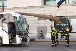 Tres fallecidos y dos heridos graves al ser arrollados por un autobús que perdió el control en la entrada de Cádiz
