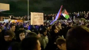 ÚLTIMA HORA | Turba de antisemitas rusos irrumpió en un aeropuerto para perseguir a los judíos que llegaron en un avión procedente de Tel Aviv - AlbertoNews