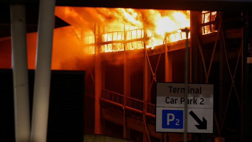 Un fuego declarado en el aeropuerto de Luton fuerza a suspender todos los vuelos