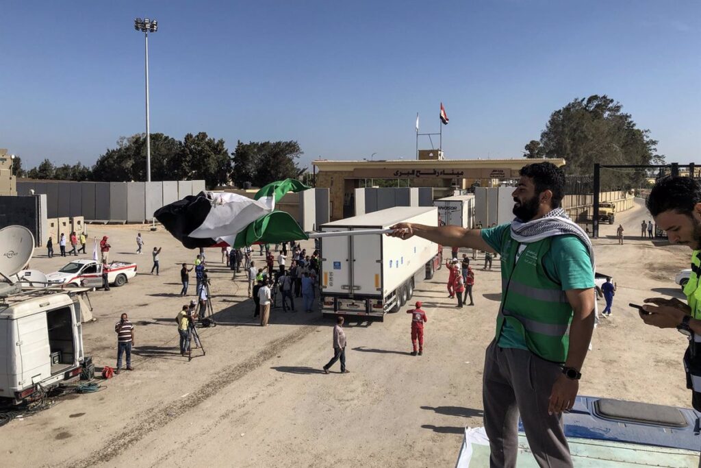 Un tercer convoy de ayuda humanitaria entra en la Franja de Gaza desde Egipto