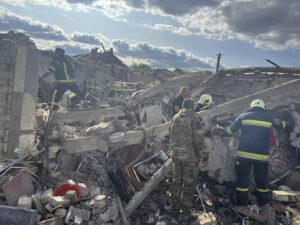 Zelenski denuncia al menos 49 muertos en un bombardeo ruso en Hroza, un pueblo de la regin de Jrkov