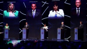 los candidatos a presidente se sacan chispas en el primer debate público