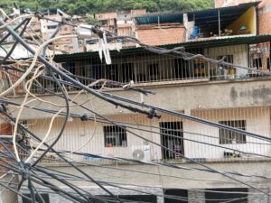 ¿Aló, "Cortoelec"?, caída de cable dejó sin luz a vecinos de La Vega, que temen una tragedia (VIDEO)