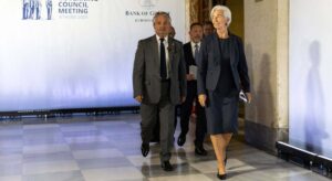 ¿Cuándo bajará tipos el BCE? Nadie se cree el tono hawkish de Lagarde y el primer recorte llegará en 2024