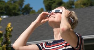 ¿Las gafas de cine sirven para ver el eclipse solar? puede ser riesgoso