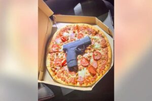 ¿Pidieron extra de plomo? Policías hallaron una pistola dentro de una caja de pizza en California