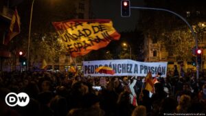 Nueva protesta contra amnistía deja 15 detenidos en Madrid – DW – 10/11/2023