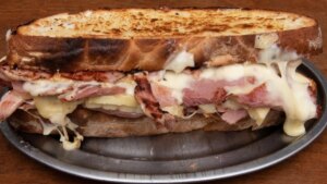 Así es 'la zapatilla', el sandwich de lacón y queso de tetilla que triunfa en Madrid