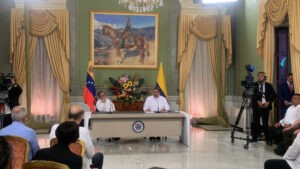 Petro y Maduro acuerdan cooperación en turismo, migración y medioambiente