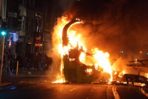 Más de 30 detenidos en Dublín en disturbios promovidos por grupos de ultraderecha tras el apuñalamiento