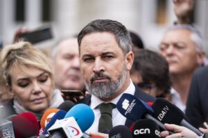 Abascal pide una reunión a Feijóo para "coordinar la respuesta institucional" frente al "golpe" de Sánchez