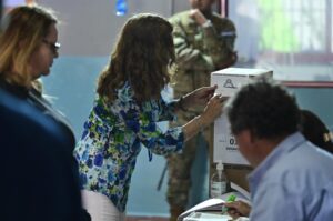 Abren centros de votación para segunda vuelta de presidenciales en Argentina