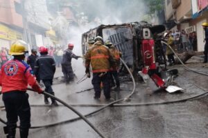 Accidente de tránsito entre un vehículo y un autobús dejó tres muertos y varios heridos en La Guaira (+Videos)