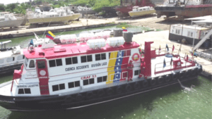 Activan embarcación especial para recolectar petróleo derramado del Lago de Maracaibo