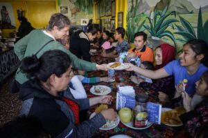 Activistas alimentan a migrantes en el 'Thanksgiving' en TIjuana, norte de México (Fotos) - AlbertoNews