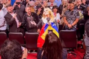 Adele apareció en un show de Las Vegas con una bandera de Venezuela y causó sensación en redes (+Fotos +Videos)