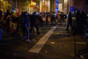 Al menos 14 detenidos y seis heridos en la novena noche de protestas en Ferraz