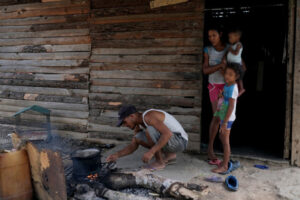 Al menos 4.8 millones de venezolanos se mantienen en pobreza extrema, según encuesta