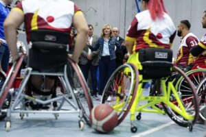 Alegra asiste a un partido de baloncesto en silla de ruedas en su debut como ministra de Deportes