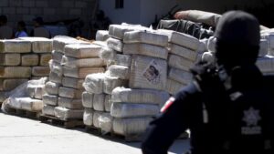 Armada de Ecuador captura lancha rápida con una tonelada de droga cerca a islas Galápagos - AlbertoNews