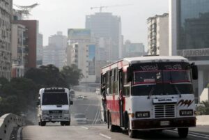 Asalto a mano armada en ruta Guatire-Caracas: delincuentes burlan tres alcabalas